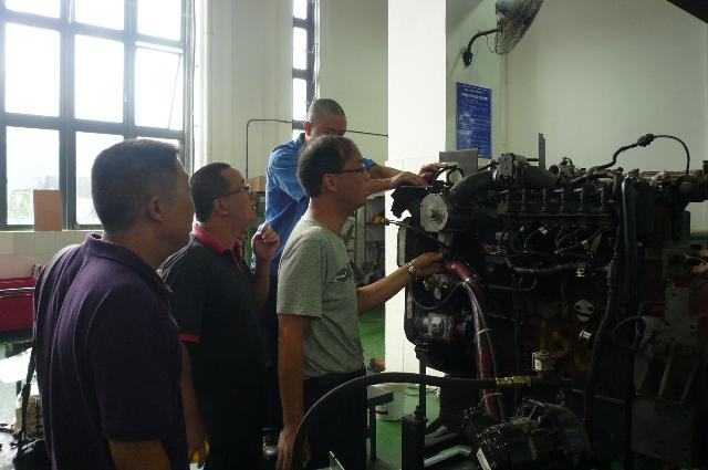 图一：深入成都公交集团修理车间为一线员工进行技术指导